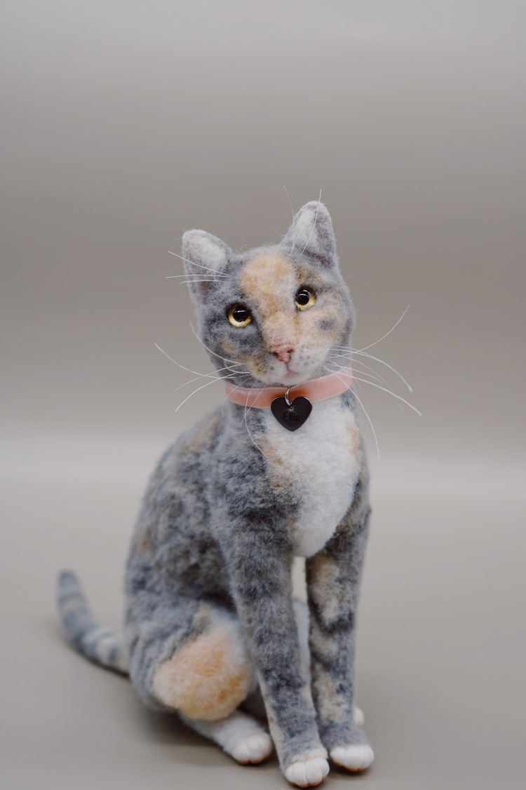 Realistic movable cat