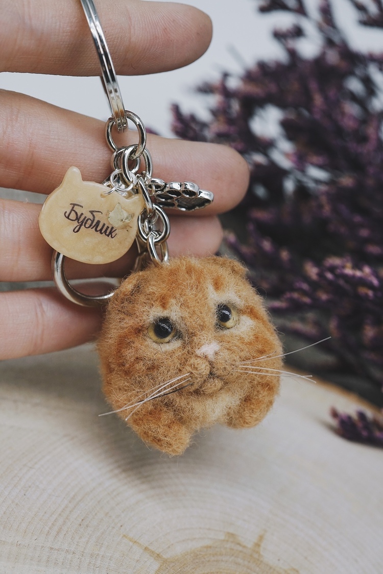 Keychain with round cat